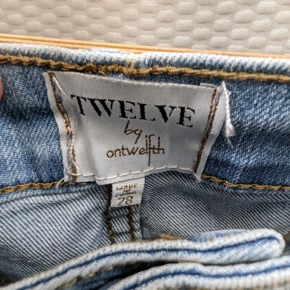 Twelve by Twelve Distressed La Hoya Light Wash Flare Jeans - 28 - Picture 4 of 10